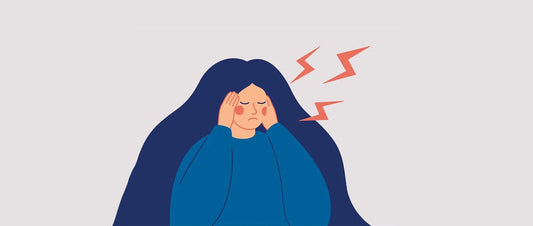 Illustration af kvinde som holder sig til hovedet på grund af migræne