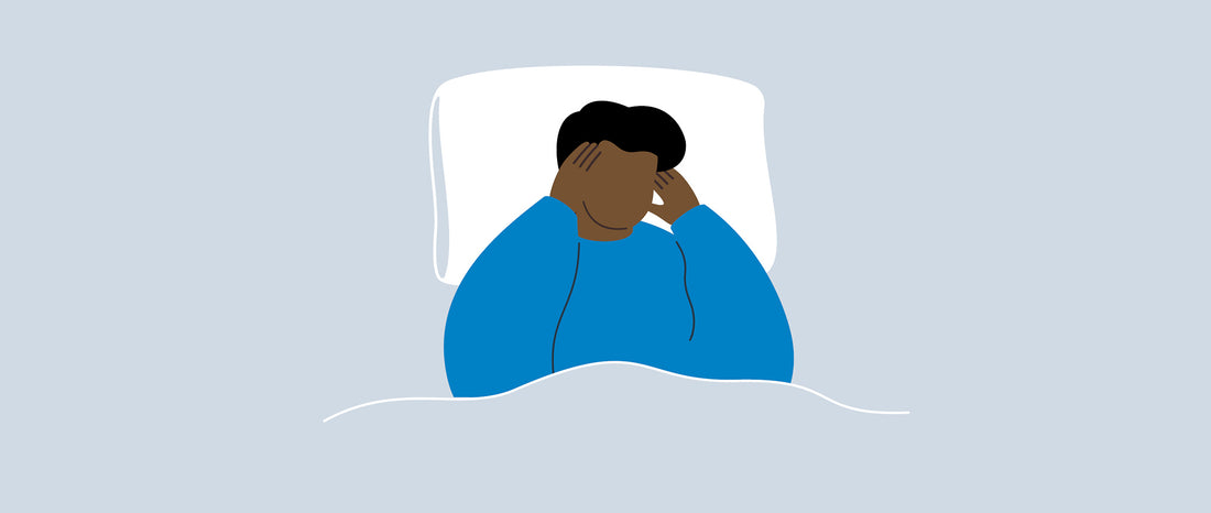 Illustration af mand som ligger i sengen med migræne